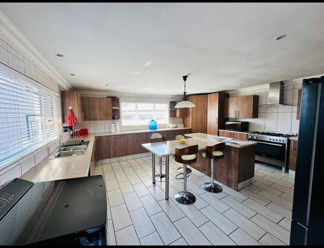 5 BEDROOM HOUSE FOR SALE IN PRIMROSE